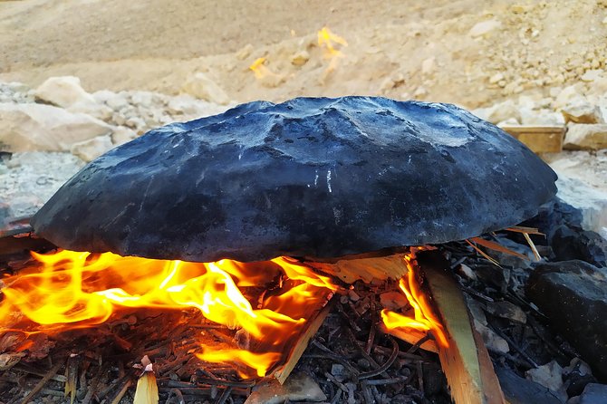 Jeep tour adventure Eilat mountains - Bedouin tea and flatbread by the fire