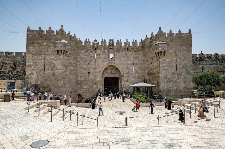 Jerusalem: 3–Hour Old City Tour in French - The Temple area and the Western Wall