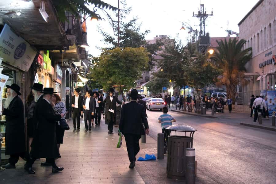 Jerusalem: Meet the Orthodox Jews Tour - Reading the neighborhood street by street