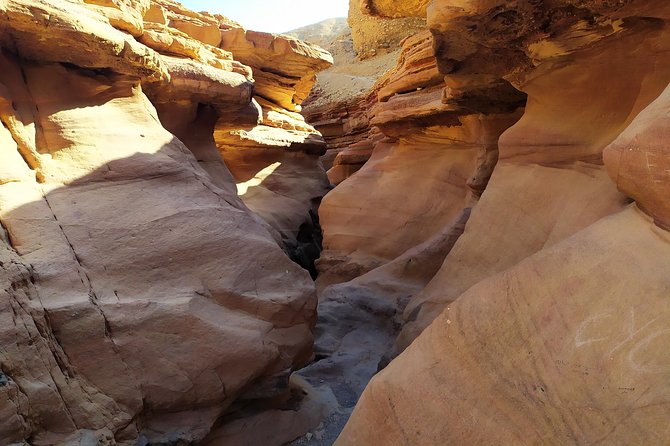 Red canyon jeep tour in Eilat - Entering the Red Canyon on foot