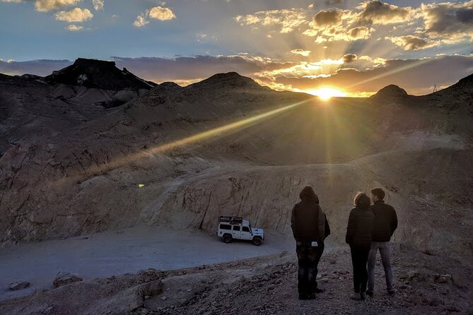 Sunset time Ramon Crater Jeep tour, bonfire and stargazing - Mount Gewanim and the 360-degree sunset