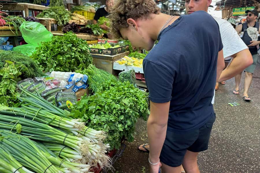 Tel Aviv: Carmel Market & Neighborhood Guided Walking Tour - From market lanes to Nachalat Binyamin