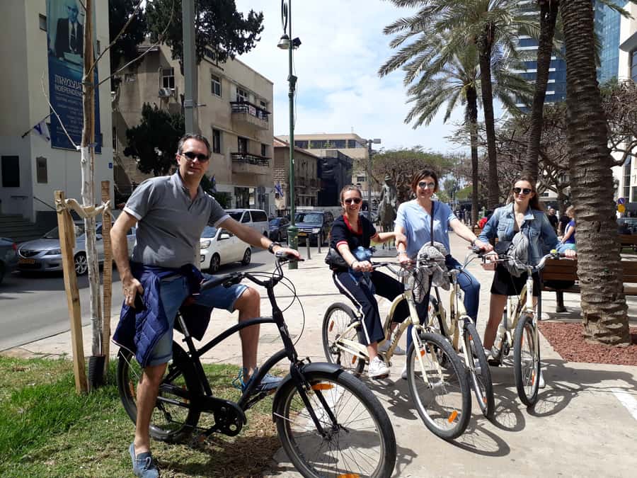 Tel Aviv: Private Bike Tour - Rothschild Boulevard and Rabin Square