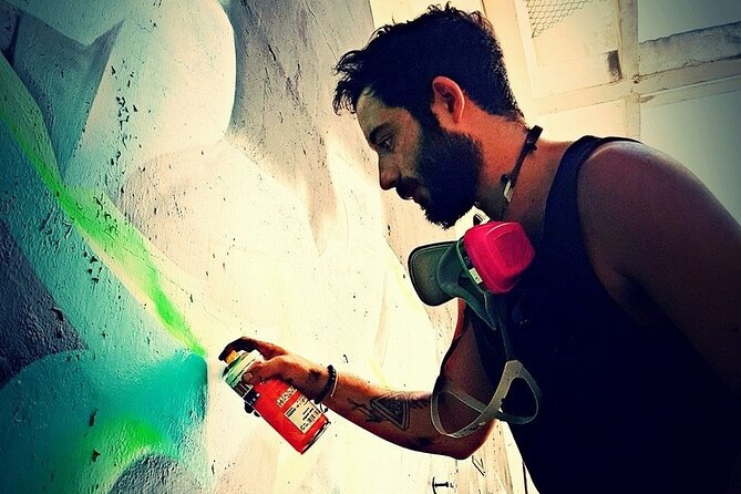 Walking Graffiti Tour with Augmented Reality in Tel Aviv - The Guide’s Role in Giving the Art a Human Voice
